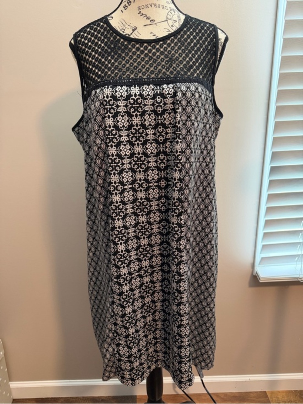 Xhilaration Black and White Leaf Print Dress with Gold Zipper